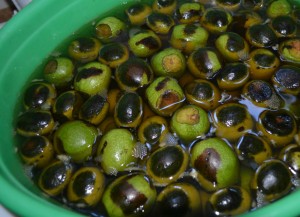 зеленые грецкие орехи в воде