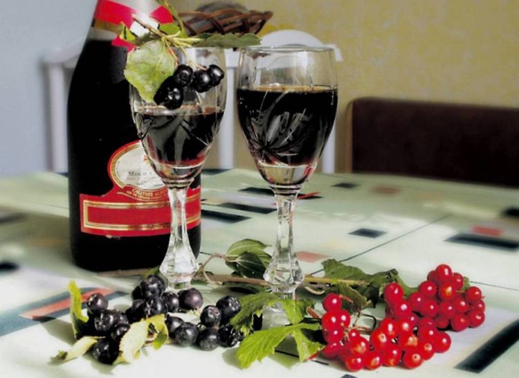 вино из черноплодной рябины с красной смородиной