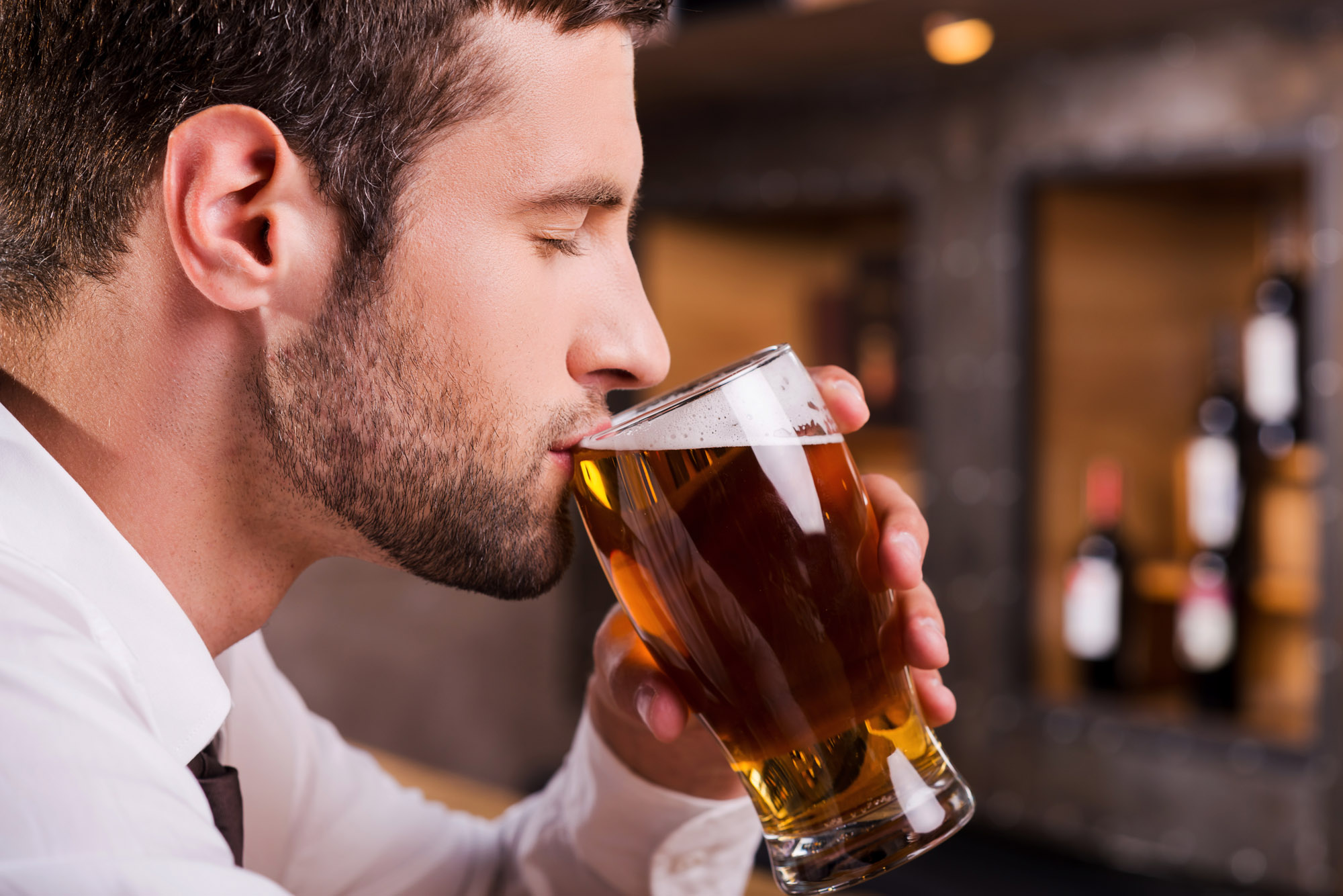 Мужчина получает удовольствие от удовольствия женщины. Пить пиво. Мужик с пивом. Человек пьет пиво.