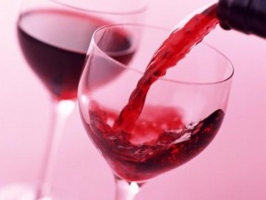 наливают вино в бокал