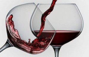 наливают вино в бокал