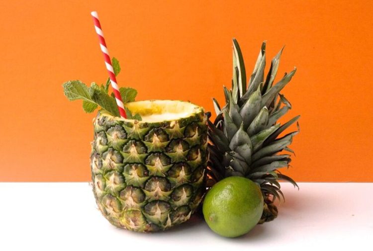 коктейль в ананасе