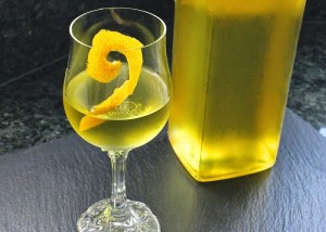 бокал наливки с лимонной цедрой