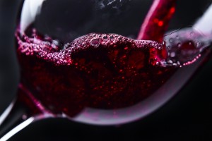 красное вино в бокале