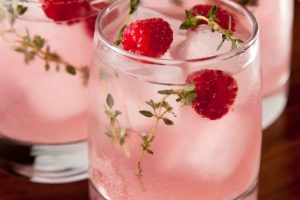 Розовый ром пьют из высоких стаканов