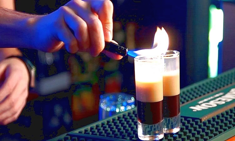 коктейль горящий генри с миндальным амаретто, бурбоном или виски и сливочным ликером