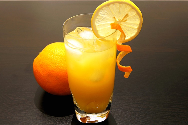 коктейль с мартини, льдом и соком апельсина