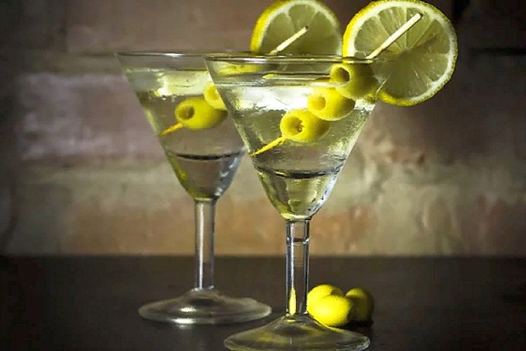 мартини с оливкой и лимоном