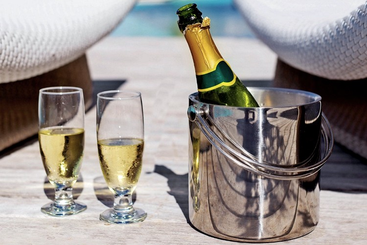 шампанское мартини охлаждают в ведерке со льдом