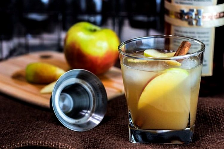 коктейль с виски и яблочным соком