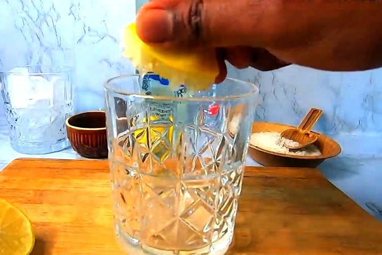 коктейль мохито с водкой, выдавить лимон