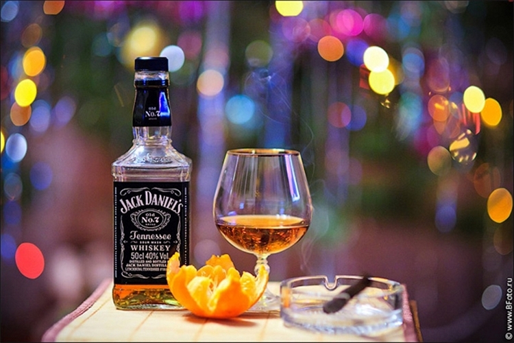 Что пьют на день рождения. С днем рождения виски Джек Дэниэлс. Бутылка виски. Виски новый год. Новогодний виски.